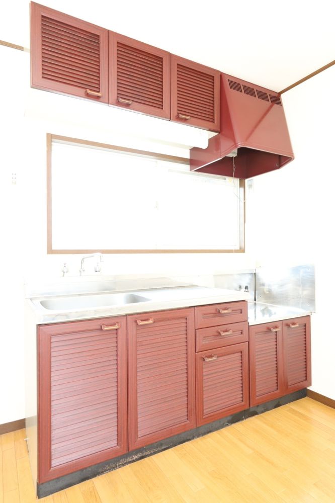 【キッチン】　赤みのあるブラウンが特徴的なキッチンです　調理スペースも確保してあります