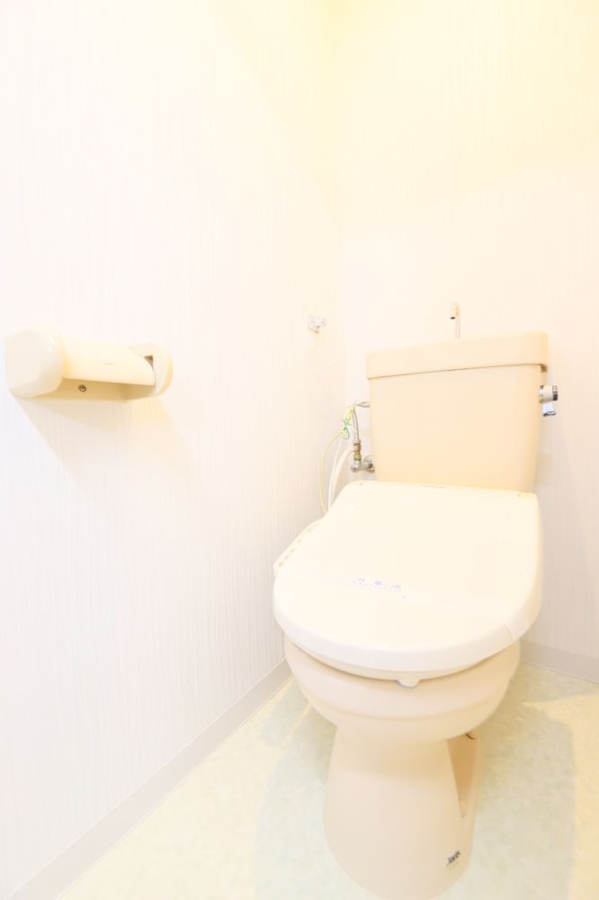 【トイレ】　冬場も暖かい温水便座付きです　人気のウォシュレット付き